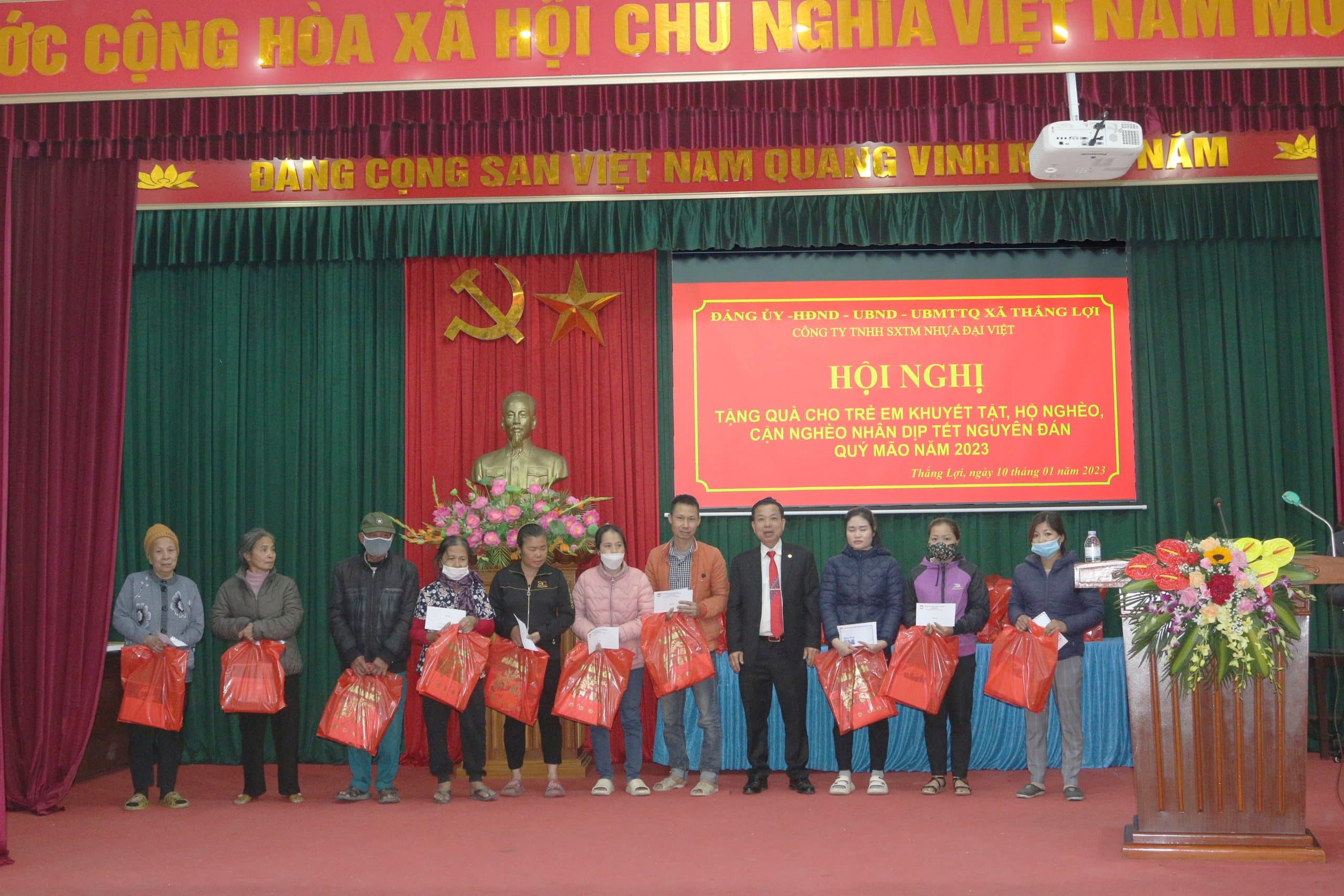 anh chup tap the ba con xa thang loi va chu tich nhua dai viet scaled