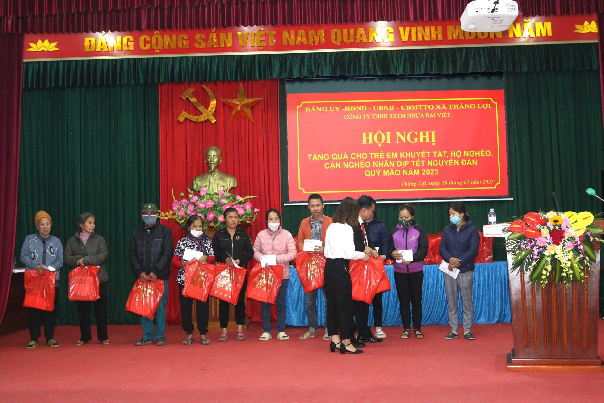 Nhựa Đại Việt tổ chức tặng quà cho trẻ em khuyết tật, các hộ nghèo và cận nghèo tại xã Thắng Lợi