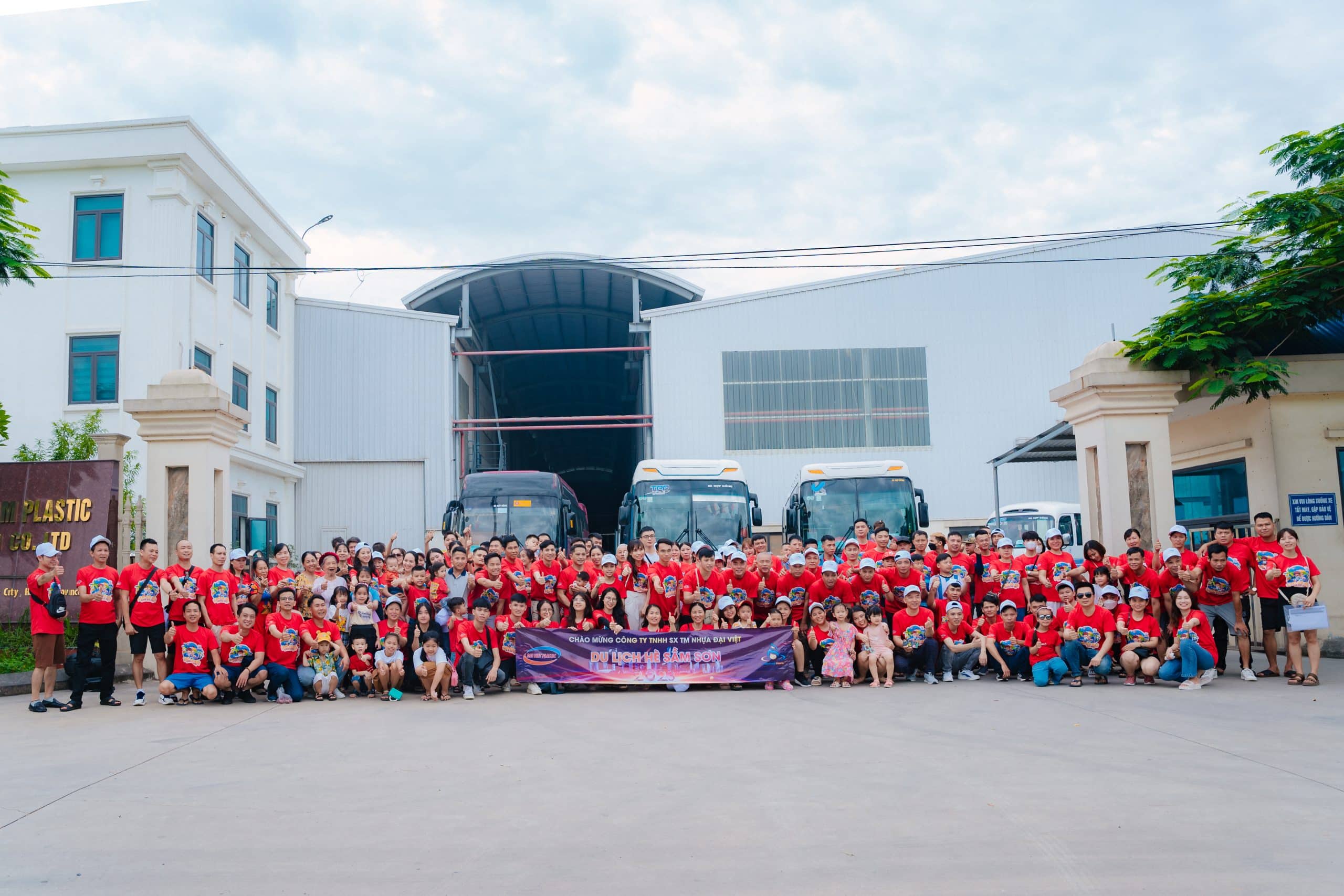Toàn thể Cán bộ công nhân viên Nhựa Đại Việt chụp ảnh lưu niệm tại Nhà máy Hà Nam
