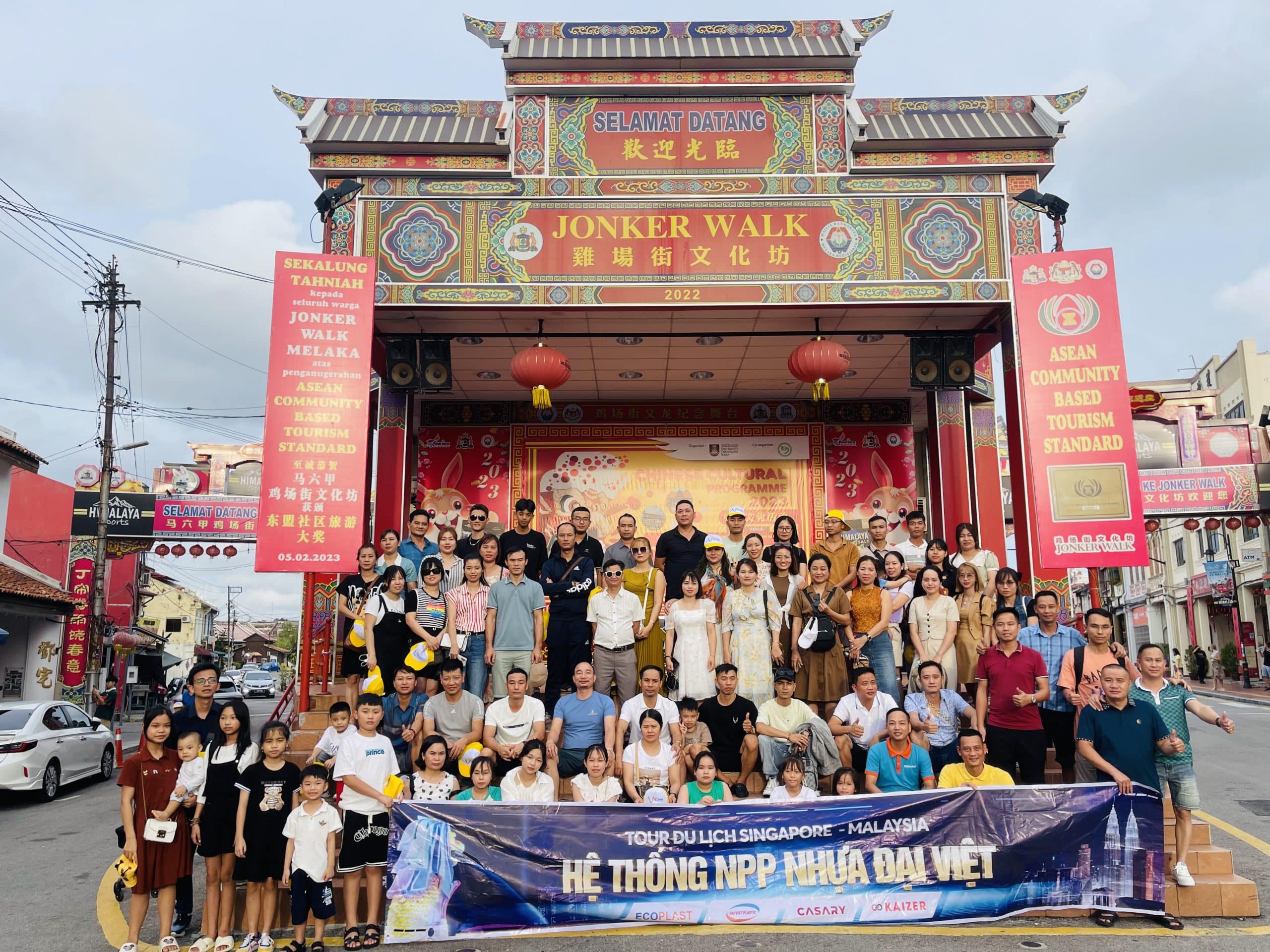 Đoàn tour Nhựa Đại Việt tại phố Jonker Walk, Malacca