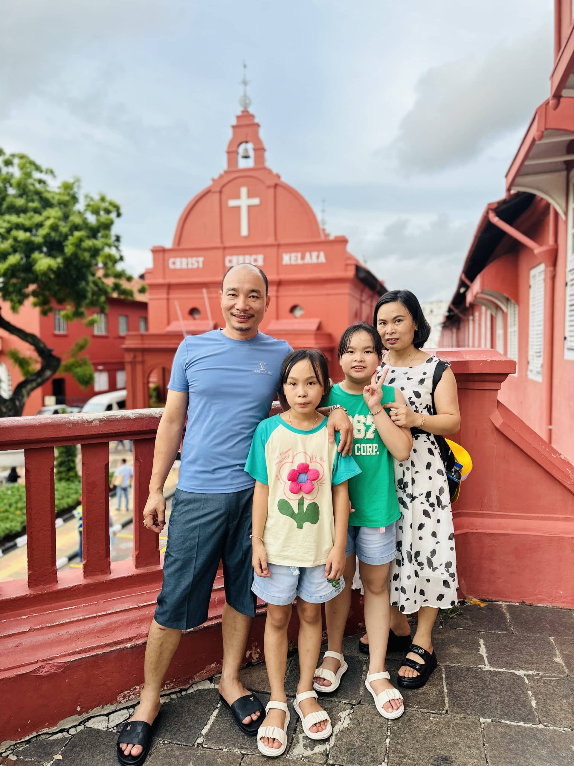 Gia đình NPP chụp tại Nhà thờ Thiên chúa giáo Malacca