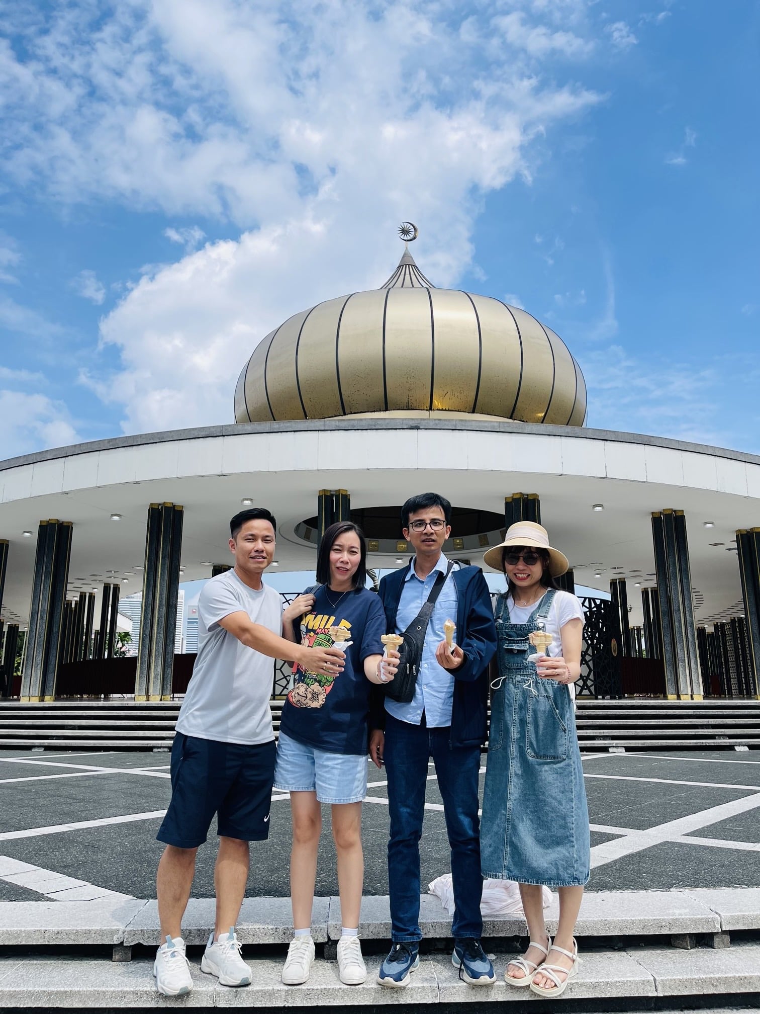 Thành viên đoàn tour check in tại Đài tưởng niệm quốc gia Malaysia - Tugu Negara