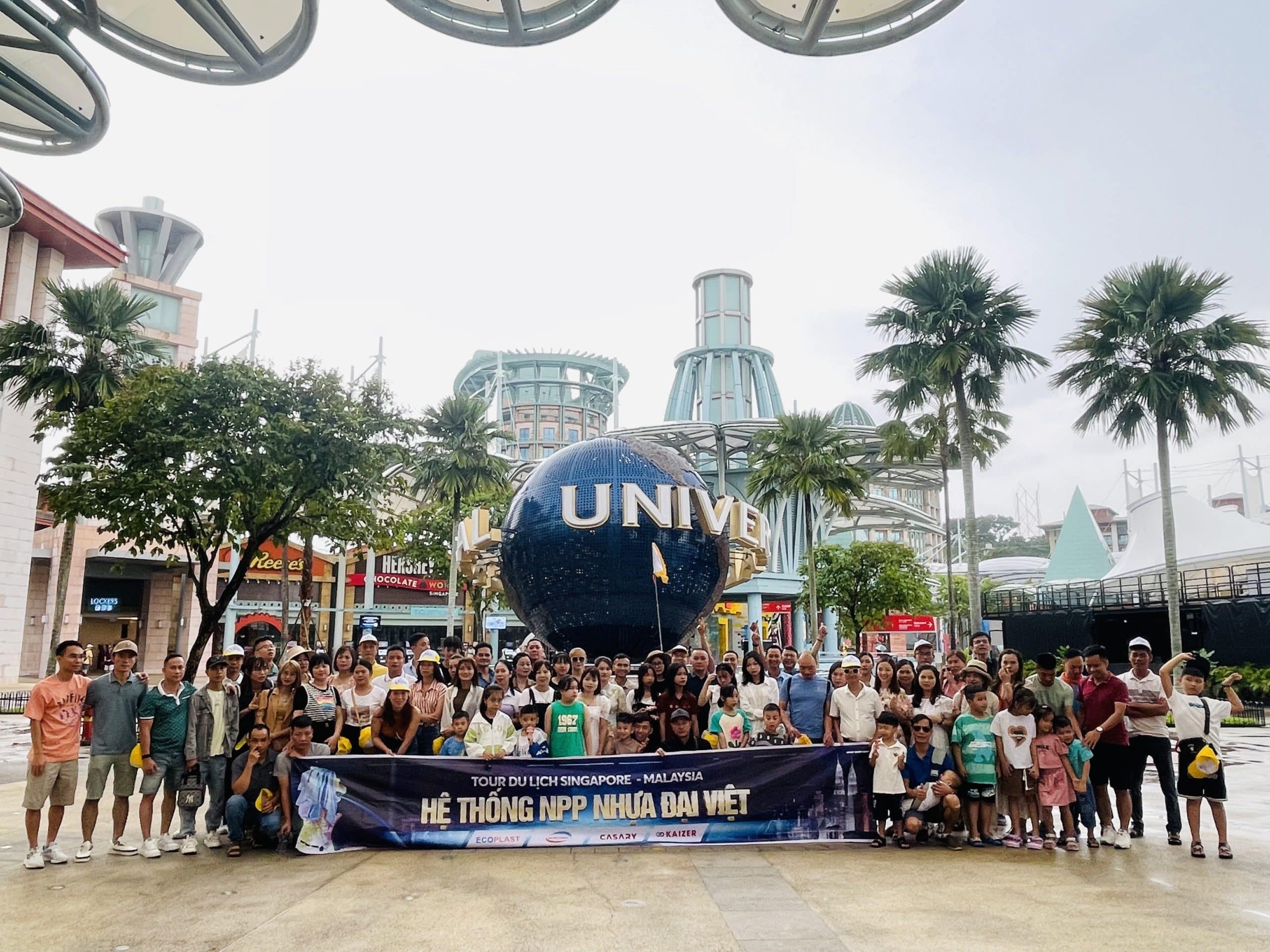 Đoàn tour Nhựa Đại Việt tại Universal Studios Singapore