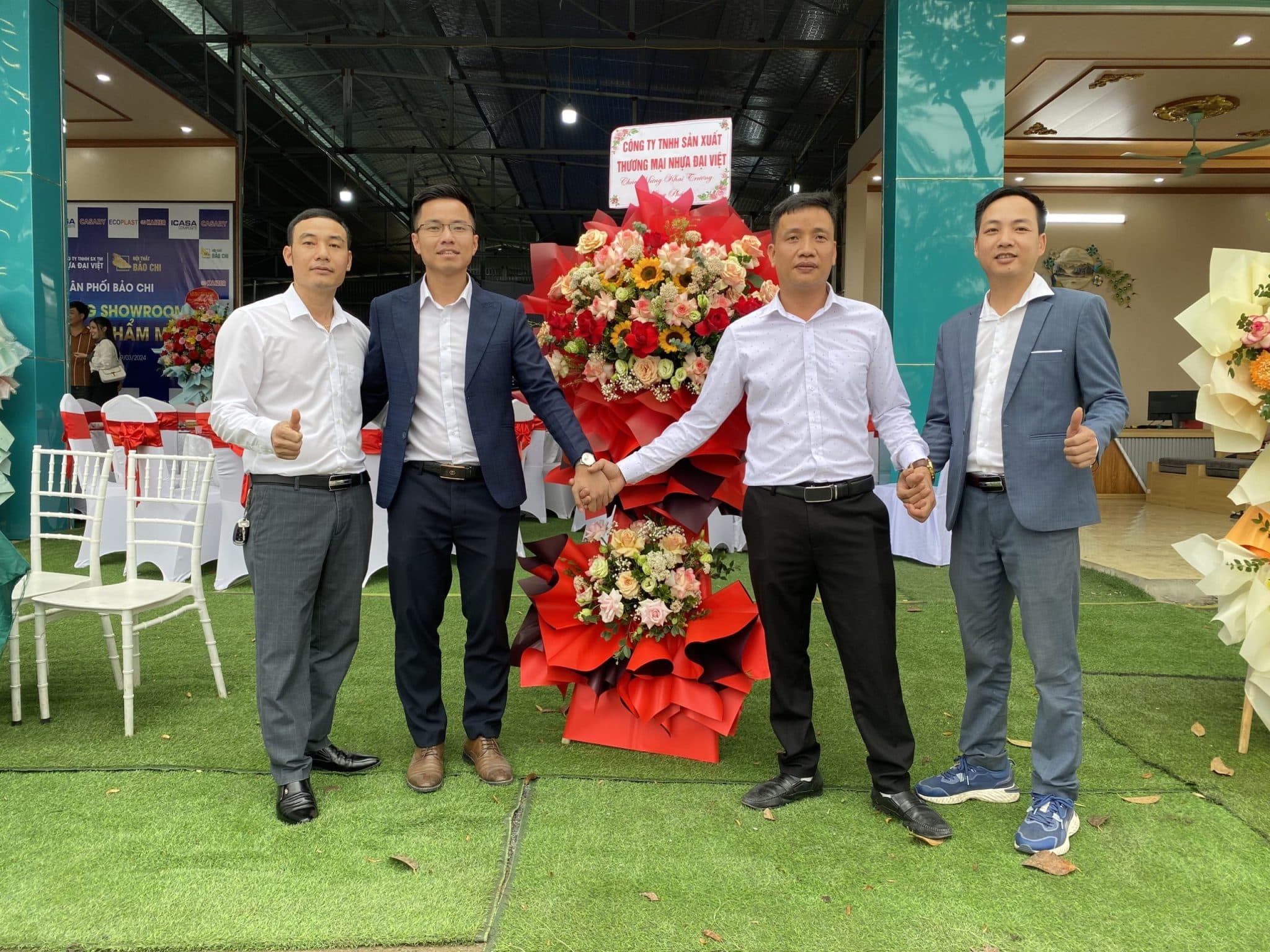 NPP Bảo Chi bùng nổ khai trương showroom mới 2024! 2 Cú bắt tay chúc mừng khai trương thành công giữa Nhựa Đại Việt và NPP Bảo Chi