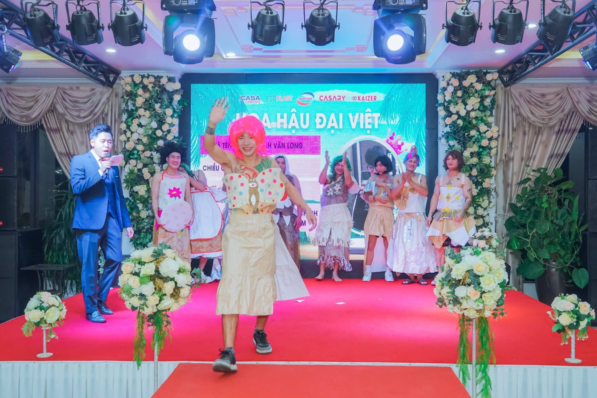 Thí sinh Trịnh Bá Long - SBD 09 tự tin sải bước trên sàn catwalk