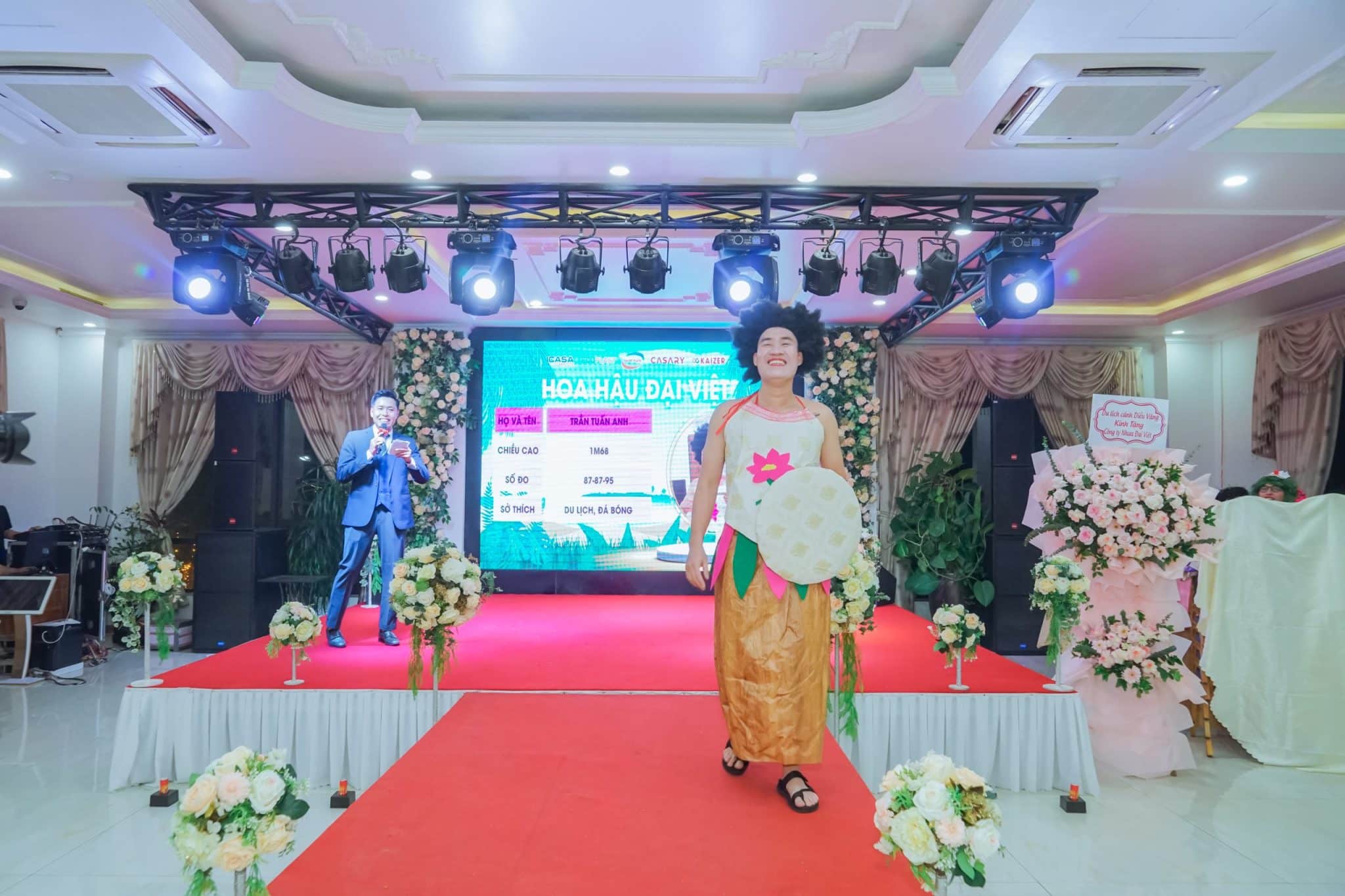 Thí sinh Trần Tuấn Anh - SBD 01 với màn catwalk thần sầu