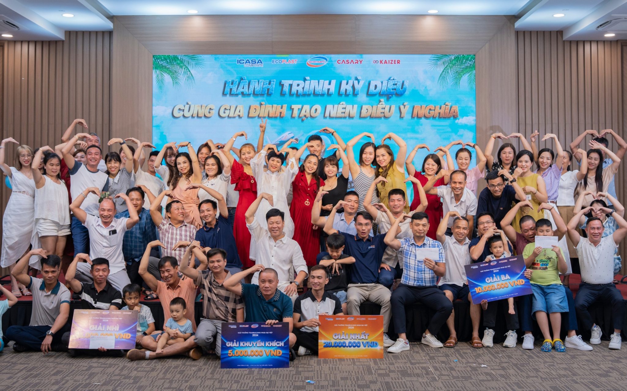 Đại gia đình Nhựa Đại Việt gắn kết yêu thương trong đêm Gala Dinner