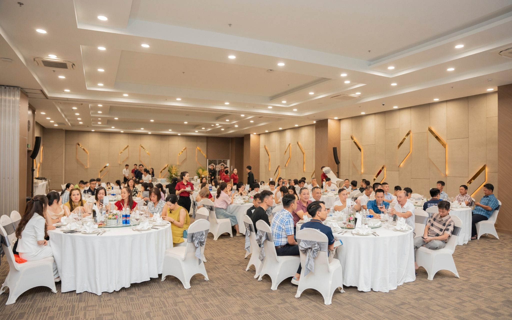 Hành trình 3n2đ Nhựa Đại Việt - Cùng gia đình tạo nên điều ý nghĩa 31 Đại gia đình Nhựa Đại Việt trong đêm Gala "Hành trình kỳ diệu - Cùng gia đình tạo nên những điều ý nghĩa"