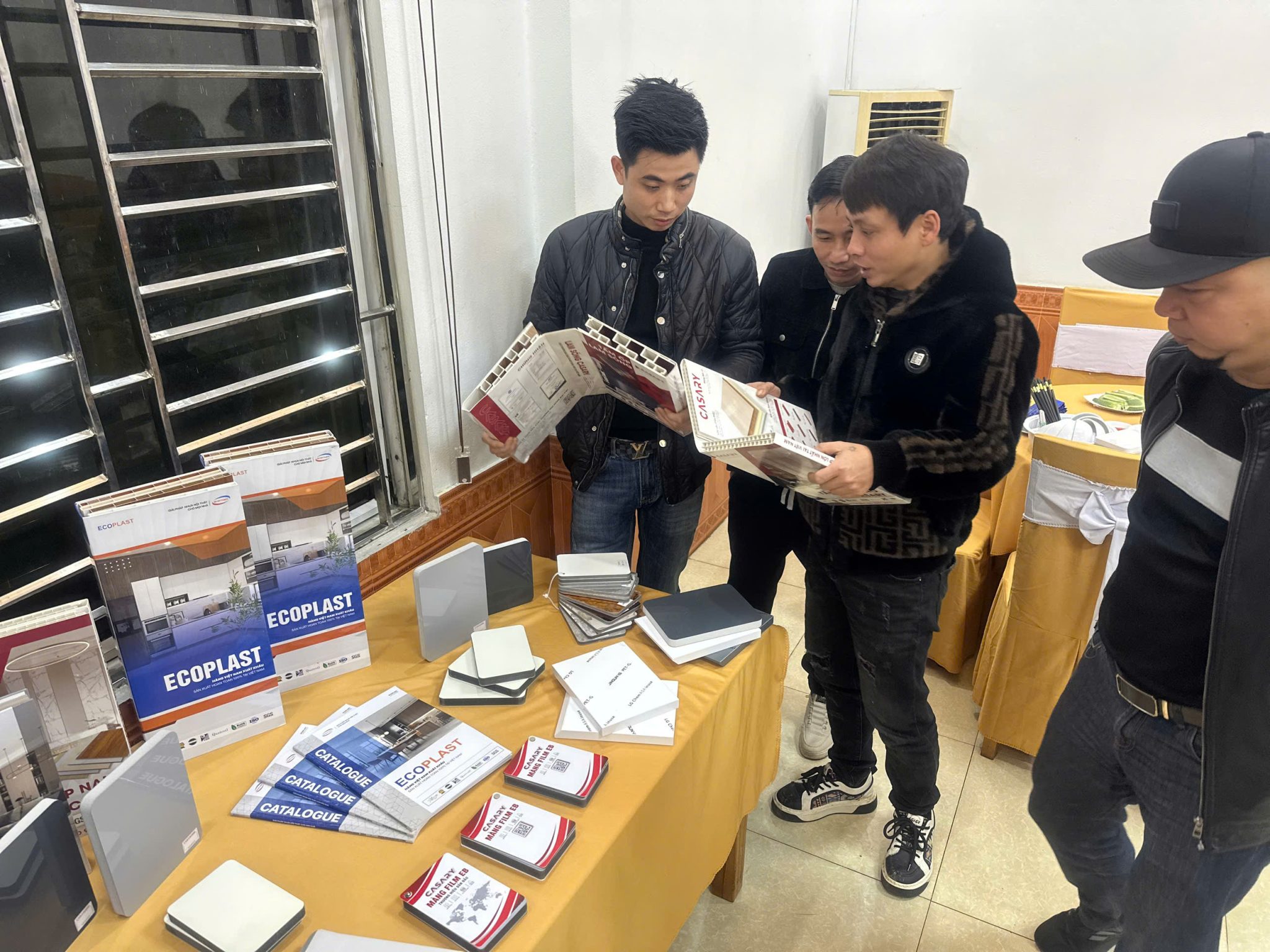 NPP Thể Anh tưng bừng khai xuân - ra mắt sản phẩm mới 2025 4 Khách hàng thảo luận tích cực về tính ưu việt của sản phẩm