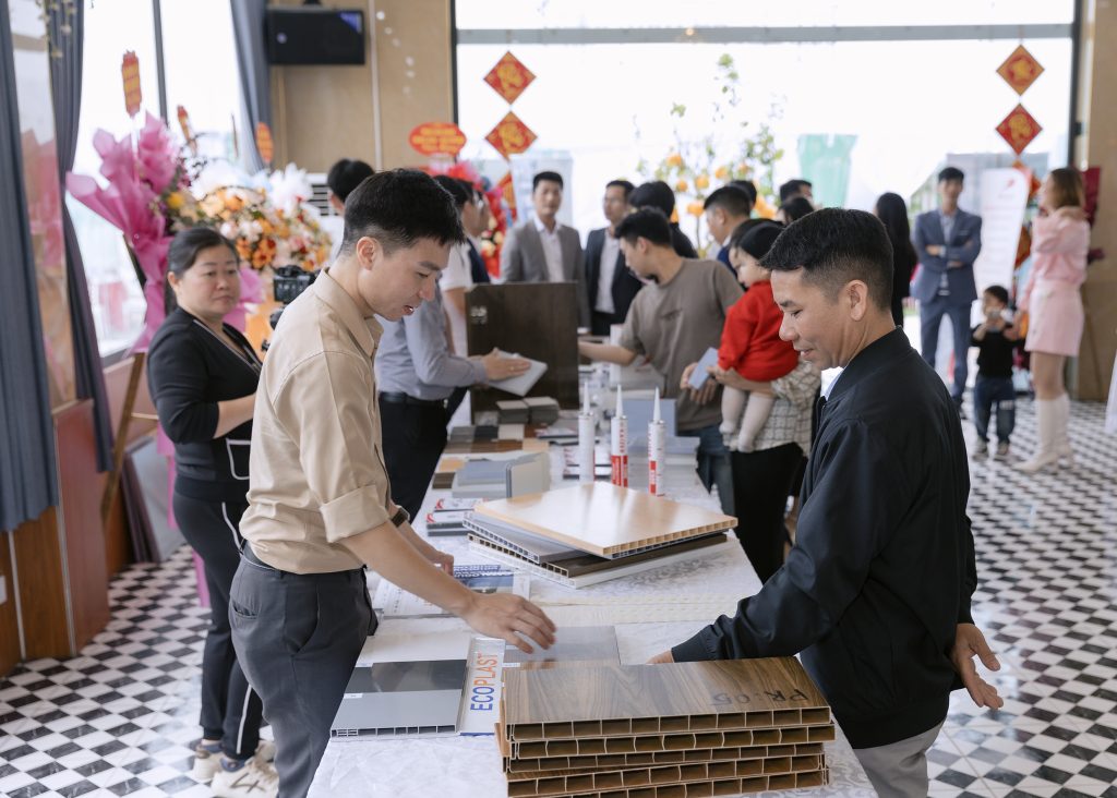 nha phan phoi hanh tramcua nhua dai viet to chuc su kien tri an khach hang 2025 14