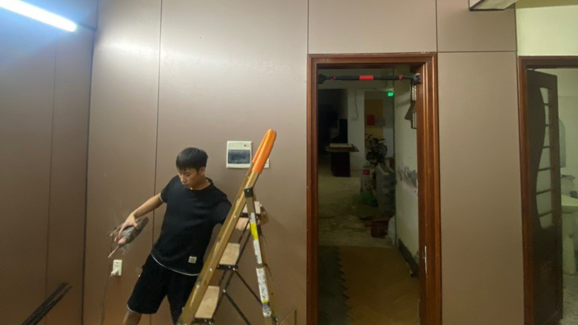 Quy trình thi công tấm ốp than tre chuẩn xưởng – Những lỗi thường gặp & cách khắc phục 5 Gắn tấm ốp bằng keo và đinh chuyên dụng