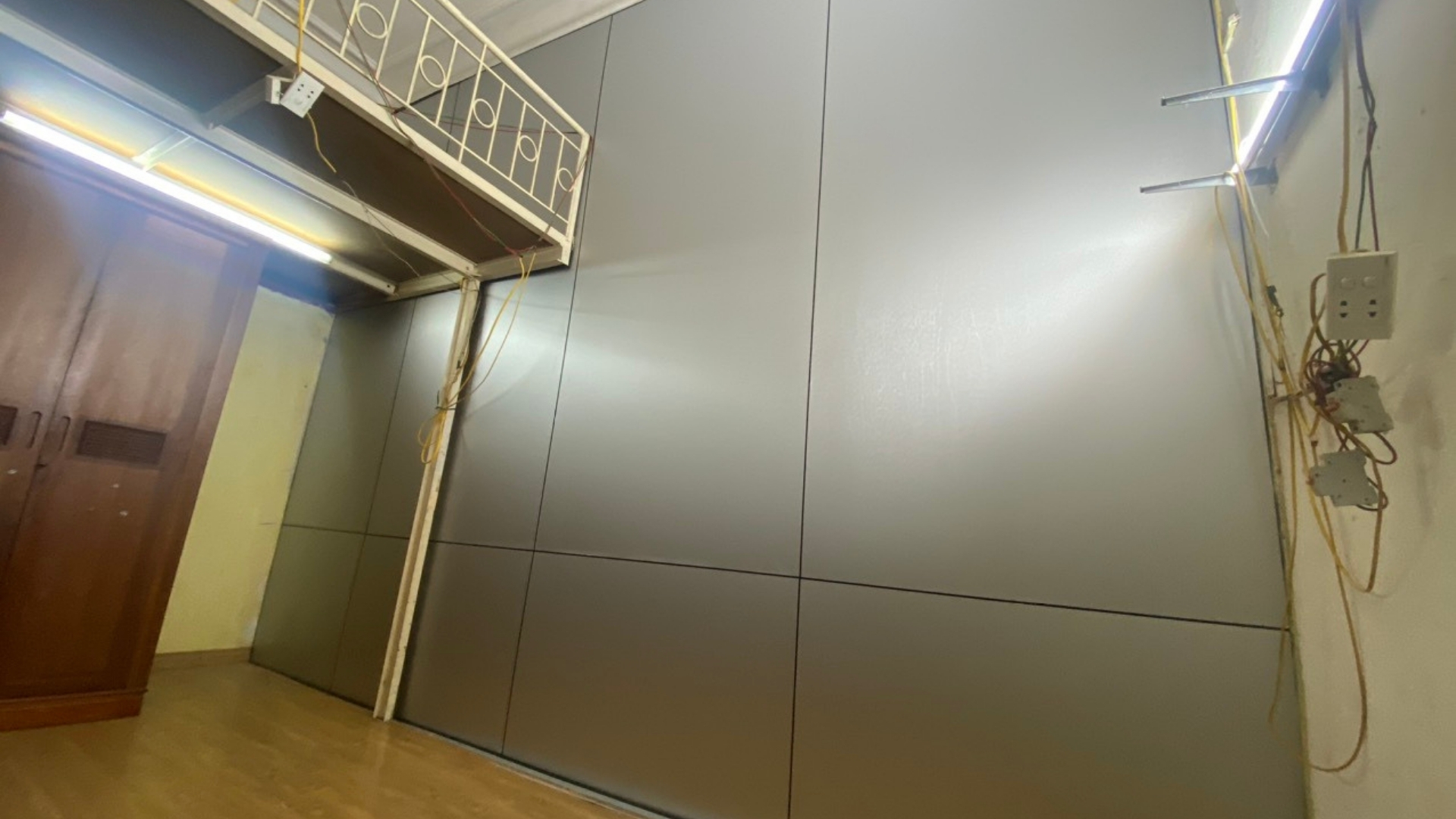 Quy trình thi công tấm ốp than tre chuẩn xưởng – Những lỗi thường gặp & cách khắc phục 6 Kiểm tra độ phẳng và khe nối