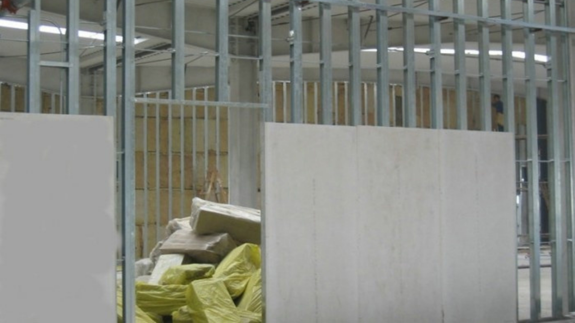 Quy trình thi công tấm ốp than tre chuẩn xưởng – Những lỗi thường gặp & cách khắc phục 4 Thi công khung xương tấm ốp