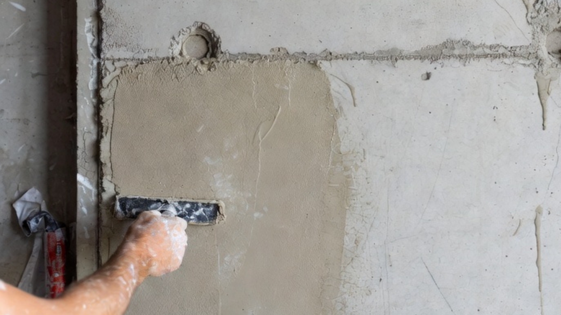 Quy trình thi công tấm ốp than tre chuẩn xưởng – Những lỗi thường gặp & cách khắc phục 2 Xử lý bề mặt trước khi thi công